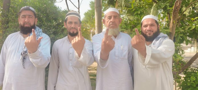शामली, 19 अप्रैल (अज़मतुल्ला खान/एचडी न्यूज़)। पश्चिमी यूपी के लोकसभा चुनाव में शामली मुजफ्फरनगर की दोनों सीटों पर छुटपुट घटनाओं के बाद चुनाव प्रक्रिया पूरी हो चुकी है।मतदाताओं ने दिखाया उत्साह सुबह मतदान की गति धीमी रही, वहीं शाम छह बजे तक मतदाताओं ने अपने मताधिकार का प्रयोग किया.  कैराना लोकसभा सीट पर कुल 17 लाख मतदाता हैं, जिनके लिए 1750 मतदान केंद्र और 893 मतदान केंद्र बनाए गए थे. प्रेस को संबोधित करते हुए डीएम शामली रवीन्द्र कुमार सिंह ने बताया कि कैराना लोकसभा सीट पर निष्पक्ष एवं शांतिपूर्ण चुनाव सम्पन्न हुआ है। डीएम शामली कहा कि चुनाव के नतीजे 4 जून 2024 को घोषित किए जाएंगे. कैराना लोकसभा सीट पर कुल 61.17प्रतिशत मतदान हुआ. गौरतलब है कि कैराना लोकसभा सीट पर करीब 17 लाख मतदाता हैं, जिनमें करीब 8 लाख महिलाएं और करीब 9 लाख पुरुष मतदाता हैं. जिला प्रशासन ने सुरक्षा व्यवस्था के तहत भारी पुलिस बल तैनात किया था. चुनाव में बाधा डालने वाली गड़बड़ी से निपटने के लिए अतिरिक्त जवानों को तैनात किया गया था, अर्धसैनिक बलों के अलावा, आरपीएफ, बीएसएफ, सीआरपीएफ और पीएससी को संवेदनशील केंद्रों पर ड्यूटी पर तैनात किया गया था। कैराना लोकसभा सीट पर बीजेपी के प्रदीप चौधरी और एसपी पार्टी की इकरा हसन के बीच कड़ी टक्कर हुई.जबकि बसपा को बहुत कम वोट मिलने की उम्मीद बताई जा रही है।